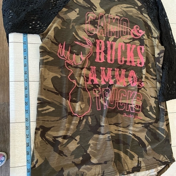 Plus size ladies 2X Southern Grace graphic camo top 3/4 sleeve - Picture 2 of 7